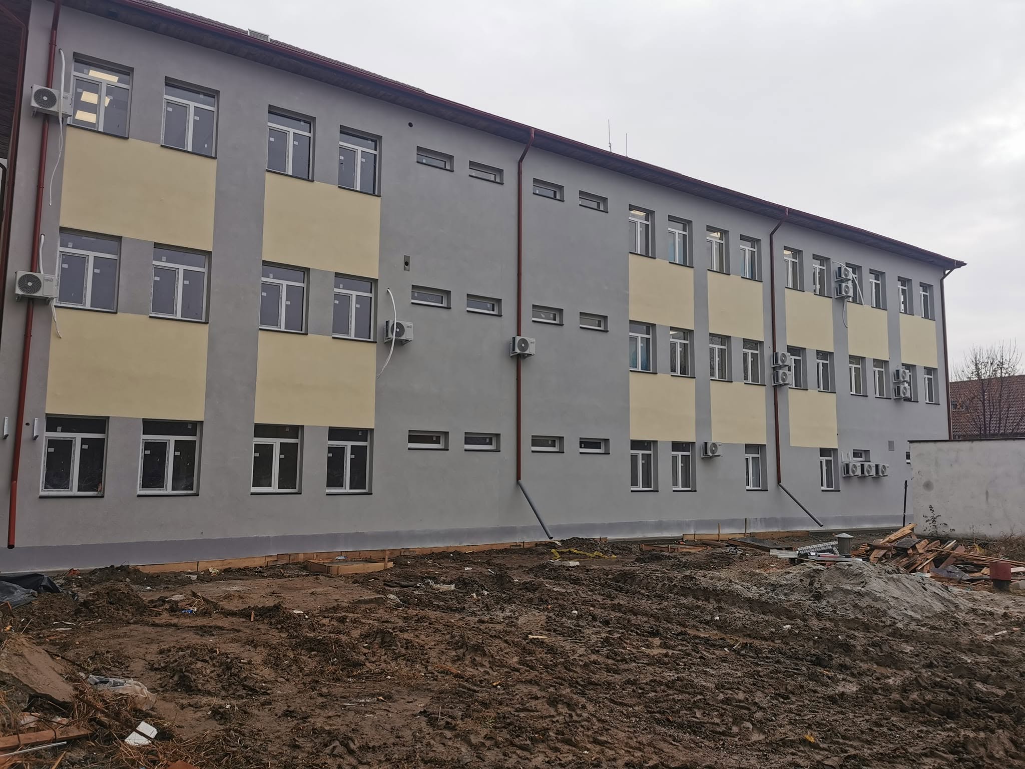 Clădire cu instalații și echipamente de climatizare montate